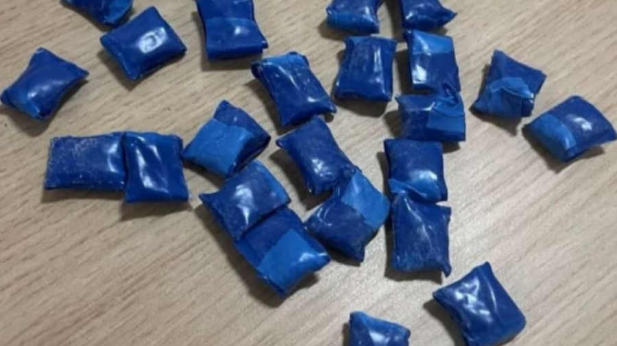 VIDEO Urma să încaseze o sumă bunișoară! Individ din Briceni, reținut în flagrant în timp ce ridica droguri