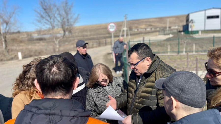 FOTO Problemele existente pe drumul regional din Cimișlia, discutate cu primarul. Posibilele soluții