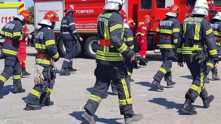 VIDEO Explozie la o fabrică de amidon din România. Zeci de pompieri lucrează la fața locului