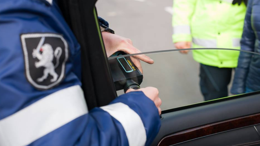 ATENȚIE! Ce amendă riscă șoferii care au parbrizul și portierele din față umbrite
