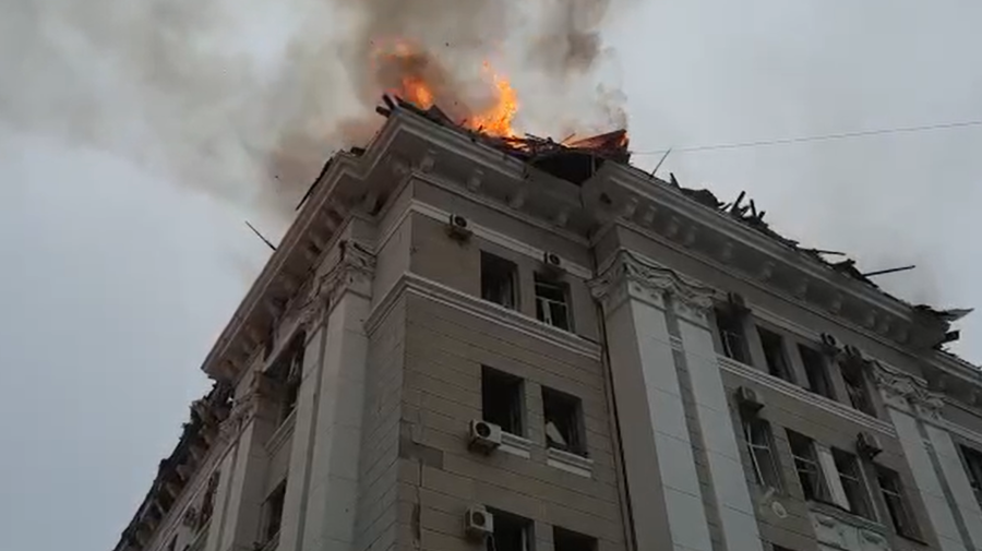 VIDEO Bombardamente și clădiri distruse în Harkov. Guvernatorul regiunii anunță 21 de morți