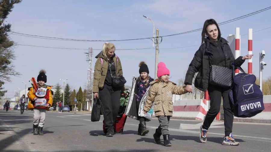 Războiul din Ucraina „alungă” cetățenii peste hotare. Câți au părăsit țara în cele 13 zile de conflict militar