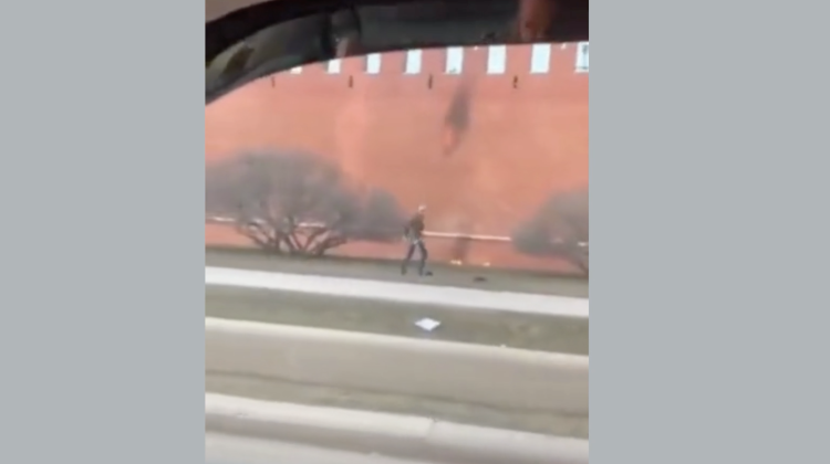 VIDEO Curaj sau nebunie totală?! Un necunoscut a aruncat cu un cocktail Molotov în zidul Kremlinului