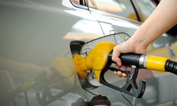 Șoferii vor aprecia ieftinirea! Care sunt noile prețuri ale carburanților, afișate de ANRE