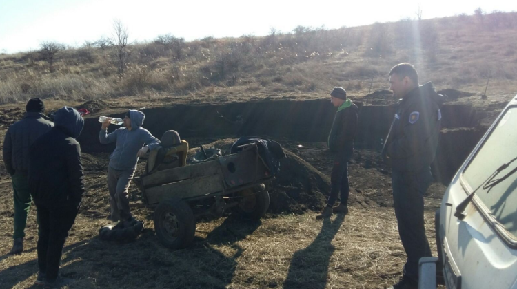 FOTO Au venit pregătiți la furat! Șase bărbați – sancționați pentru extragerea ilegală a solului fertil