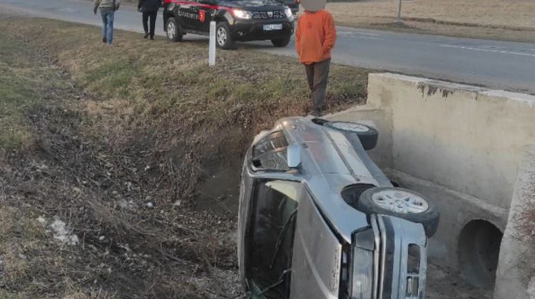 FOTO  Un bărbat a ajuns cu mașina într-un șanț. Ar fi pierdut controlul volanului