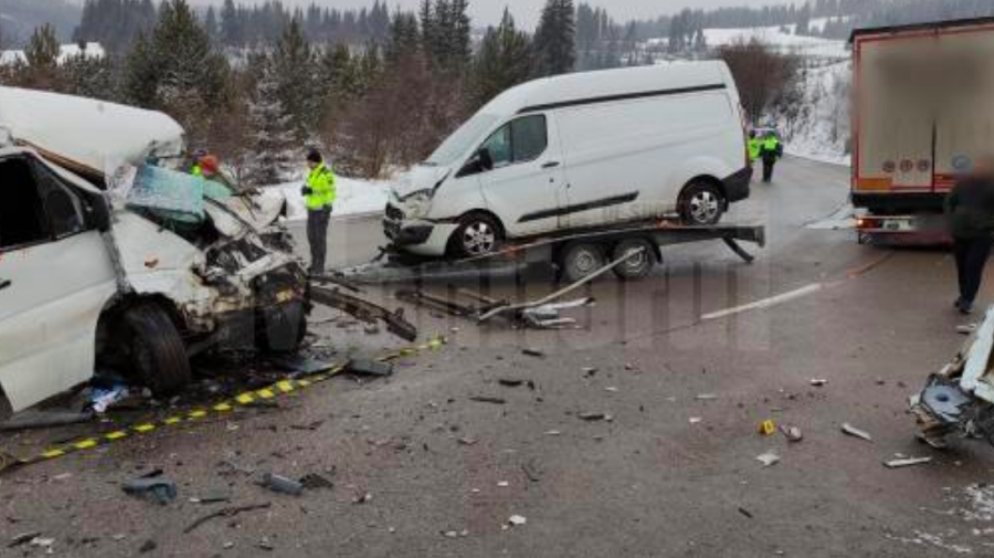 FOTO Microbuz înmatriculat în Moldova, împlicat într-un accident în România. La bord erau cinci pasageri