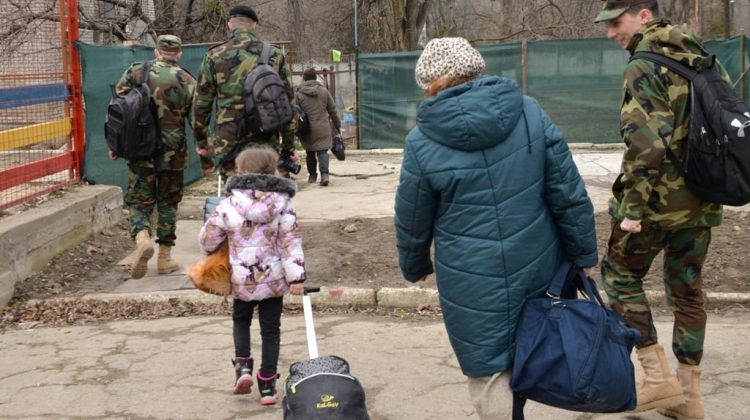 GALERIE FOTO Militarii Armatei Naționale continuă să ajute refugiații din Ucraina.