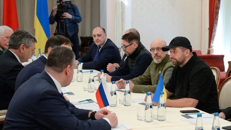 Rusia a predat Ucrainei un acord de capitulare. Negociatorul șef de la Kiev: documentul va fi păstrat în muzeu!