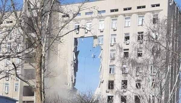 Bilanț sumbru: 14 persoane au fost omorâte în urma bombardării sediului administrației din Nicolaev