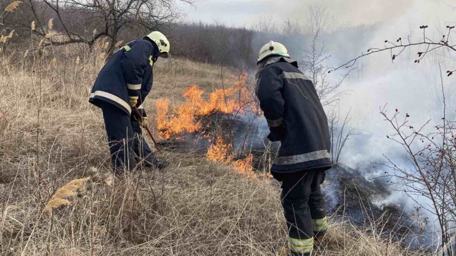 FOTO Hectare de vegetație uscată, cuprinse de flăcări în ultimele 24 de ore. Regiunile unde s-a intervenit