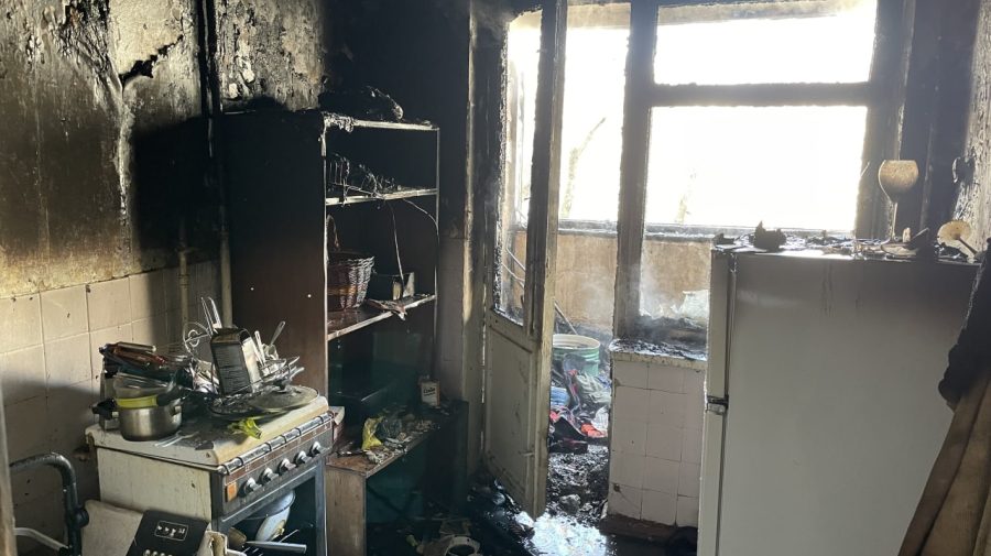 FOTO A fost incendiu într-un apartament din Chișinău. Bunurile materiale din bucătărie – „înghițite” de flăcări