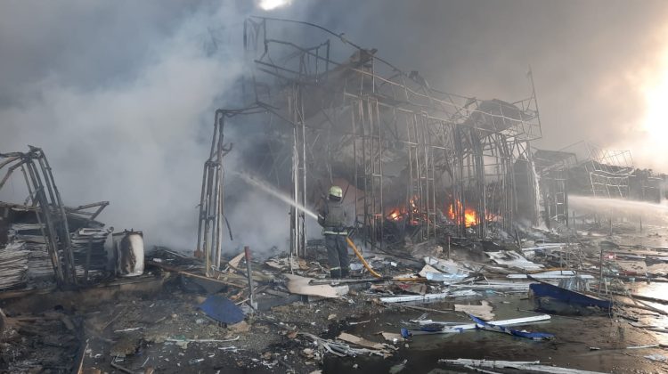 FOTO, VIDEO Imagini înfricoșătoare la Harkov. O piață de 3600 de metri pătrați, distrusă complet după bombardamente