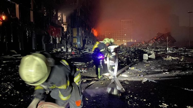 Imagini VIDEO rupte din filmele fantastice! Un centru comercial din Kiev, transformat într-un morman de gunoi