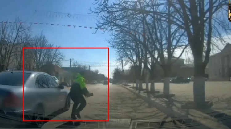 VIDEO La un pas de tragedie! Momentul în care un agent de patrulare este luat pe capotă de un tânăr din Comrat