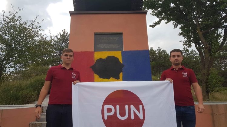 FOTO Solidaritatea tinerilor PUN. Postamentul tancului sovietic de la Laușeni, vopsit în culorile drapelului Ucrainei