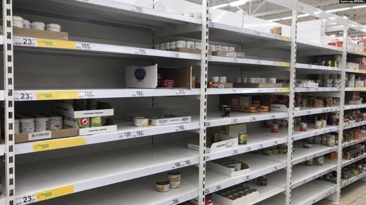 Rușii dau buzna în magazine și golesc rafturile! Oamenii își fac stocuri de zahăr, ulei și hrișcă