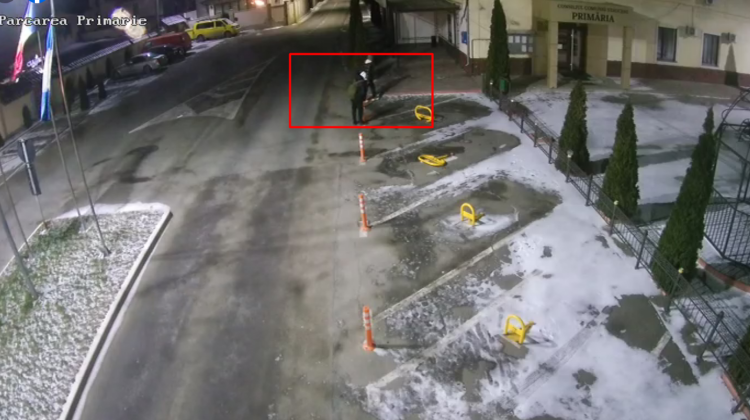 VIDEO RUȘINOS! Doi tineri din Stăuceni, surprinși în timp de vandalizează pilonii de delimitare a locurilor de parcare