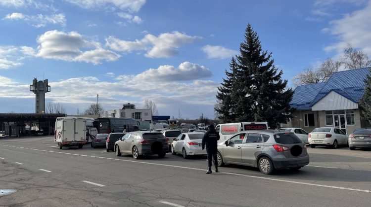 FOTO Punctele de trecere a frontierei Leușeni și Sculeni sunt suprasolicitate! Zeci de mașini sunt la ieșirea din țară