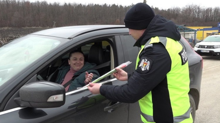 VIDEO | Toate șoferițele din Fălești, trase pe dreapta de agenții de patrulare! Cu ce au fost „sancționate”
