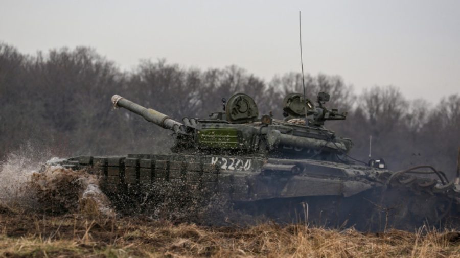 FOTO Militarii ruși „au plantat tancurile” și au fugit. Armata ucraineană a început să le dezgroape cu un excavator