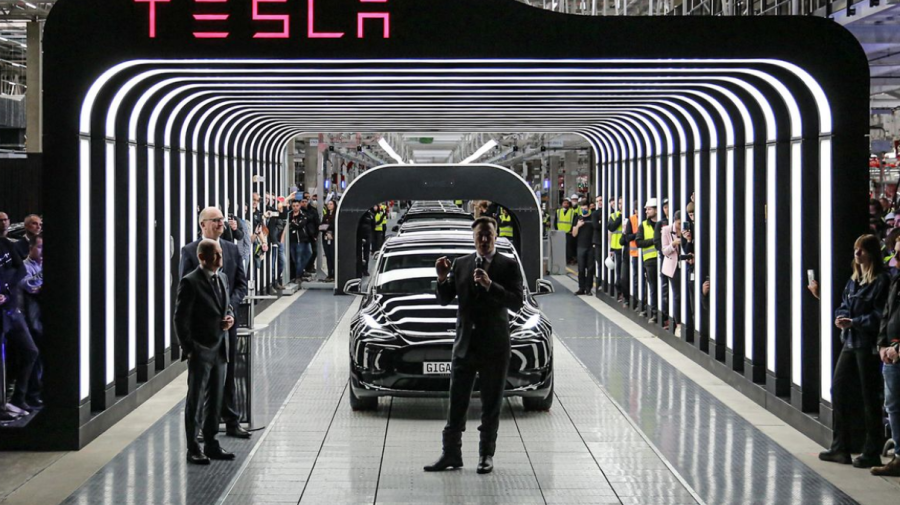 VIDEO Așa cum nu l-ai mai văzut! Elon Musk a dansat la inaugurarea primei fabrici Tesla din Europa