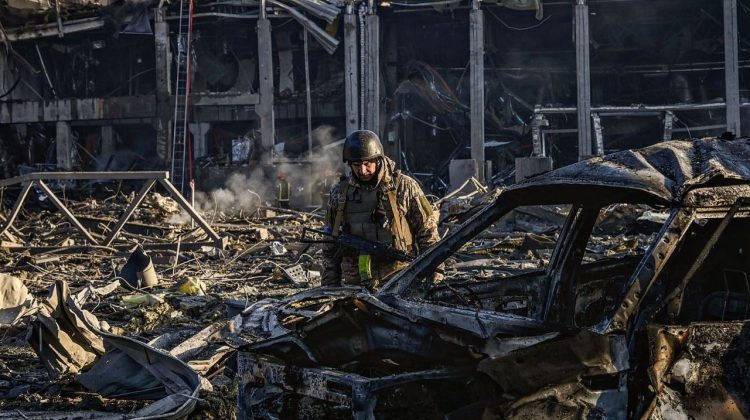 Război în Ucrain! NATO: Rusia a pierdut între 7-15 mii de militari într-o lună