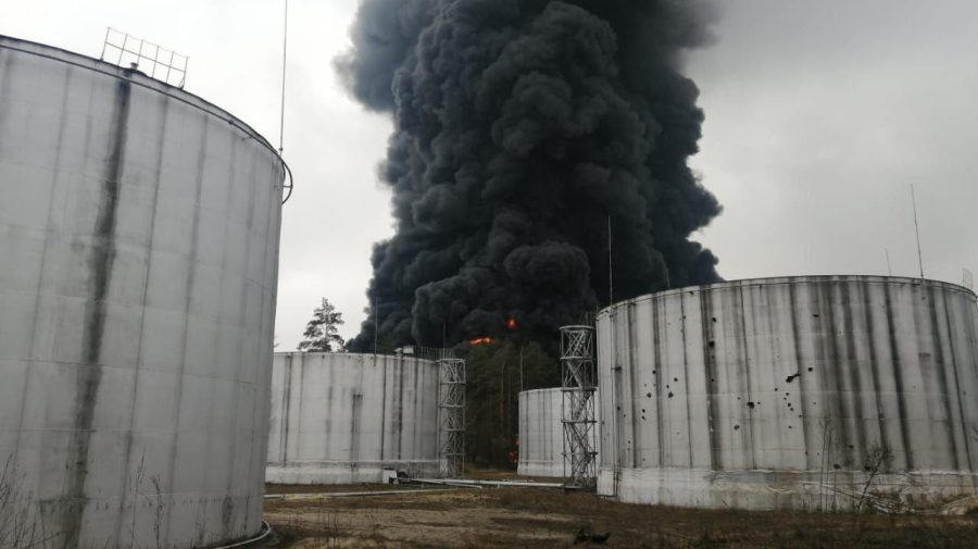 FOTO, VIDEO O nouă zi, noi bombardamente și distrugeri! Depozitul de petrol din Chernihiv este în flăcări