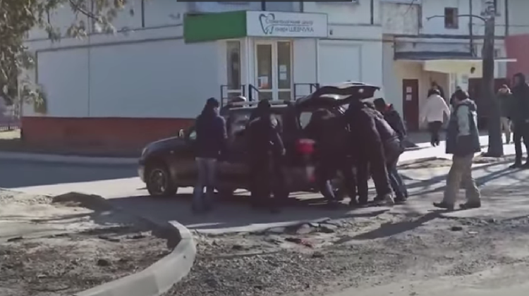 VIDEO Imagini cu impact emoțional! Zece oameni, omorâți în Cernihiv cât stăteau la coadă pentru a cumpără pâine
