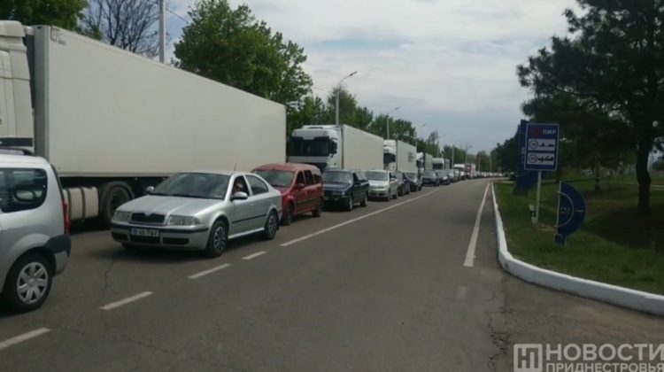 VIDEO Speriați de un eventual război? Cozi kilometrice de automobile care ies din regiunea transnistreană!