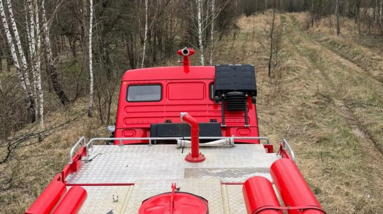 VIDEO Soldații ruși au vandalizat o mașină de pompieri de la Cernobîl. I-au furat volanul, farurile și toate roțile