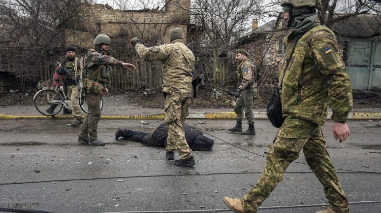 „Într-o mână – arma, în alta – sticla. Împușca, apoi bea”. Mărturii din satul ucrainean unde moartea a umblat pe străzi