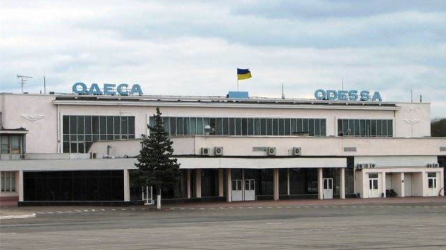 Aeroportul din Odesa, bombardat de ruși. Pista de decolare și aterizare a fost distrusă