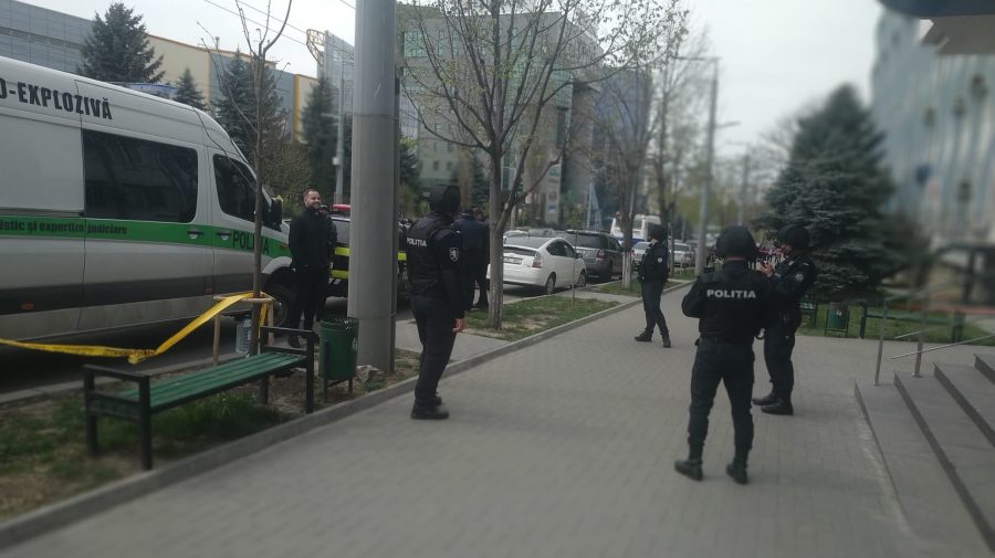 FOTO ULTIMA ORĂ! Alertă cu bombă la Judecătoria Chișinău cu sediul în sectorul Buiucani