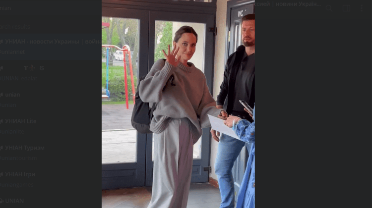 VIDEO Au rămas înlemniți când au văzut-o. Angelina Jolie, zărită într-o cafenea din Lvov