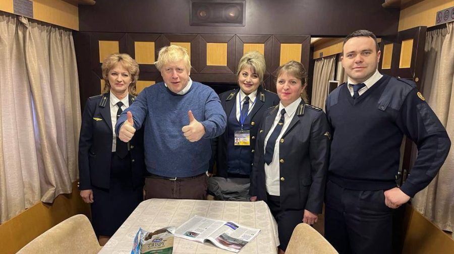 VIDEO Boris Johnson i-a omagiat pe lucrătorii feroviari ucraineni, după ce a călătorit cu trenul din Polonia la Kiev