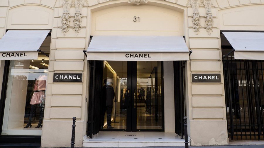 VIDEO Influencerii ruși revoltați de restricția Chanel. Compania nu vrea ca produsele sale să ajungă în Rusia
