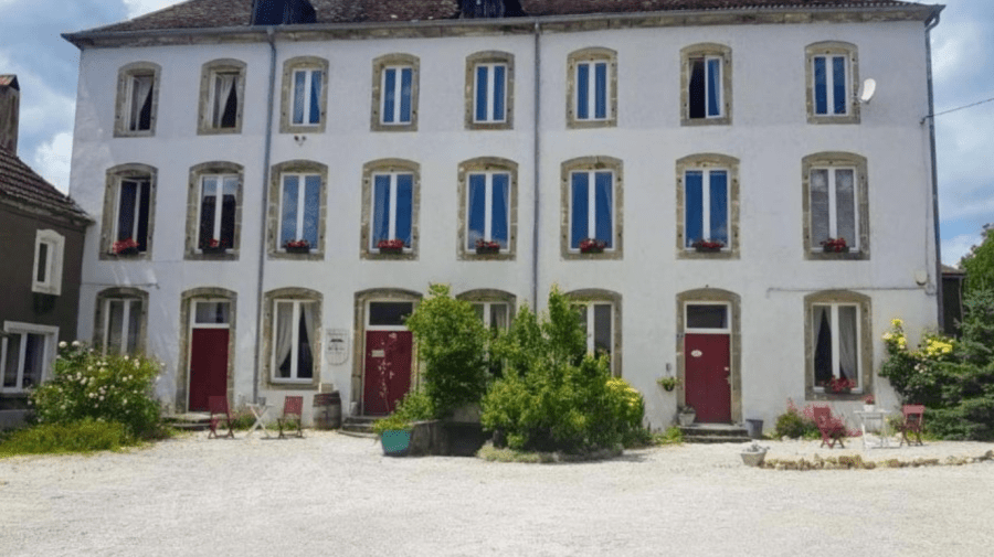 FOTO Valorează cât un apartament de lux din Chișinău! Cum arată un castel francez cu 12 dormitoare și nouă băi