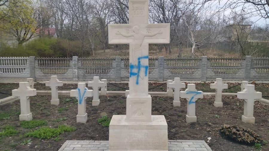 FOTO Un cimitir din Fălești a fost vandalizat. Pe crucile eroilor necunoscuți au apărut inscripțiile “Z” și “V”