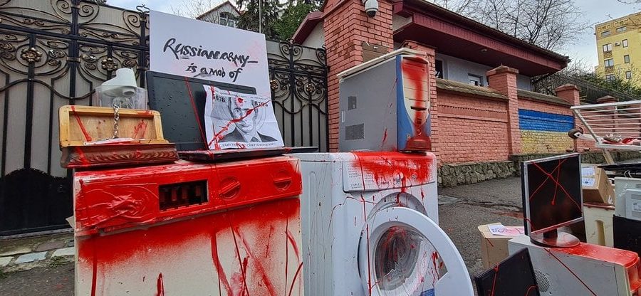 FOTO Ucraineni au adus ”jertfe” la Consulatul Rusiei din Lvov. Toate lucrurile au fost stropite cu vopsea roșie