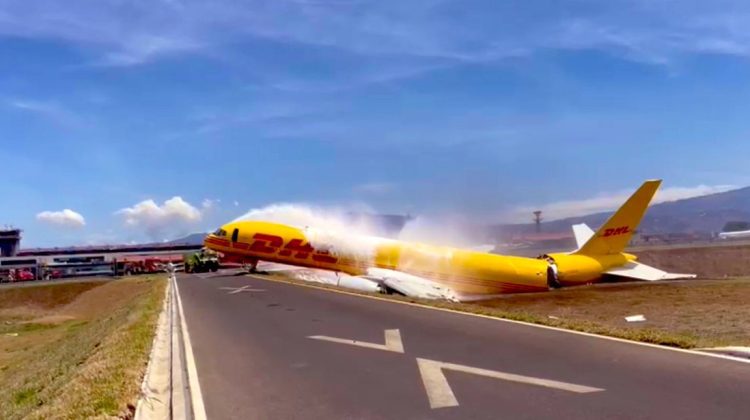 RUPOR.MD | VIDEO incredibil! Momentul în care un avion al DHL aterizează forțat, derapează și se rupe în două