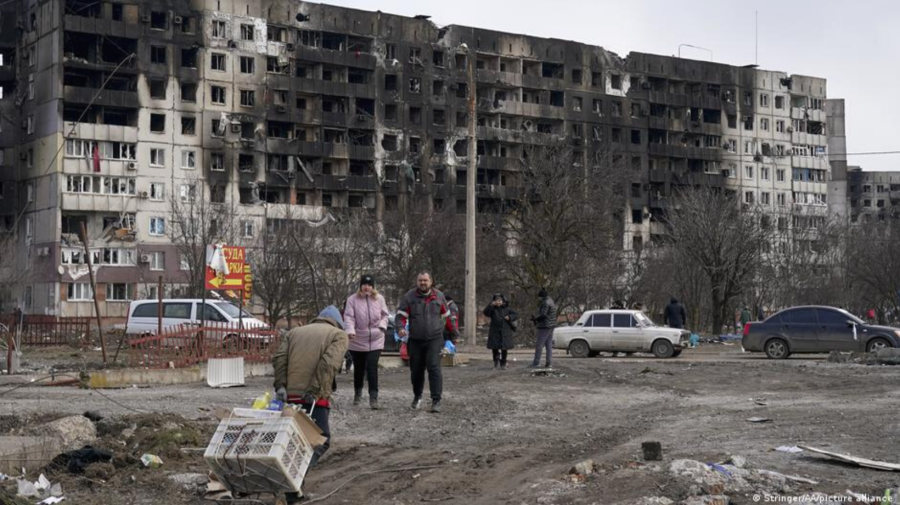 VIDEO Mariupolul se transformă în cimitir. Imagini deprimante cu orașul distrus, cuprins de foc și bombardamente