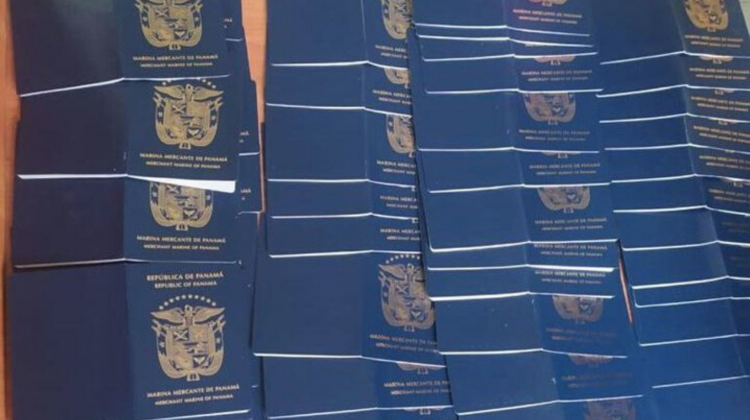 Bărbat cu 57 de pașapoarte în geantă, reținut la hotarul moldo-ucrainean. Avea și acte ale unei companii rusești