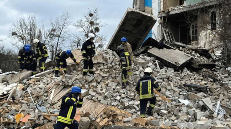 Salvatorii ucraineni muncesc 24/7, dar nu reușesc să curățe de ruine orașele bombardate. Ministru: Căutăm voluntari