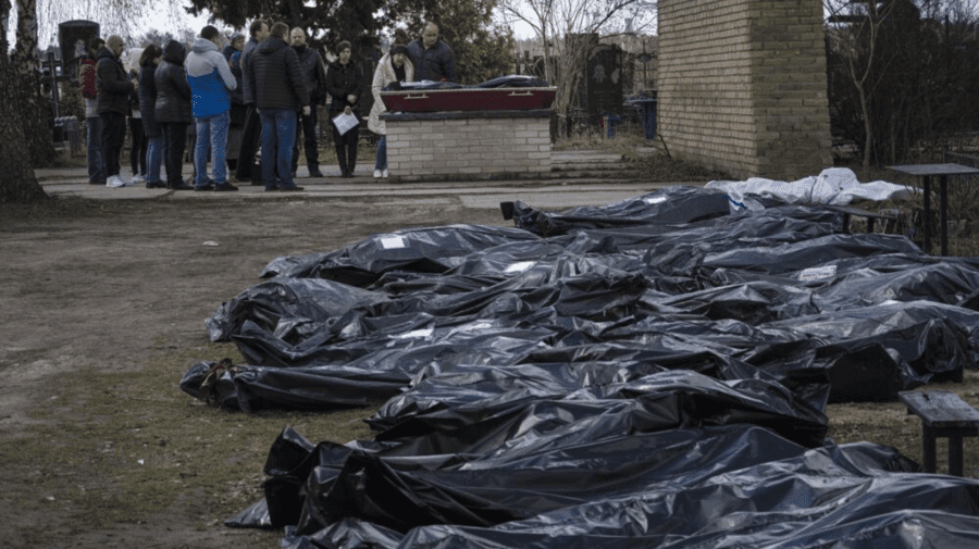 Oamenilor din Mariupol nu li se permite să înmormânteze decedații. Militarii exhumează cadavrele îngropate în curți