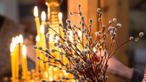 Creștinii ortodocși sărbătoresc Duminica Floriilor: Se crede că ramurile sfințite păstrate la icoane sunt bune de leac