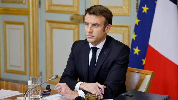 VIDEO Președintele Franței Emmanuel Macron a fost atacat cu roșii. Incidentul a avut loc în apropiere de Paris