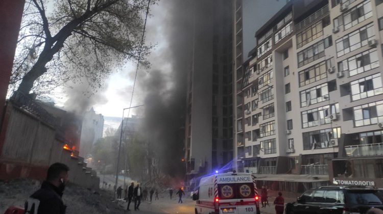 Orașul Kiev, lovit de rachete în timpul vizitei șefului ONU. 10 oameni au fost răniți