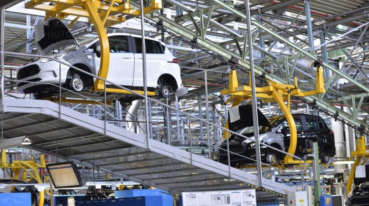 Impactul invaziei Rusiei în Ucraina poate scădea producţia auto la nivel mondial