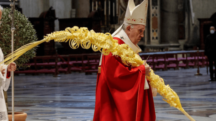 Mesajul Papei de la Roma la slujba din Duminica Floriilor: Hristos e din nou răstignit în refugiaţii care fug de bombe